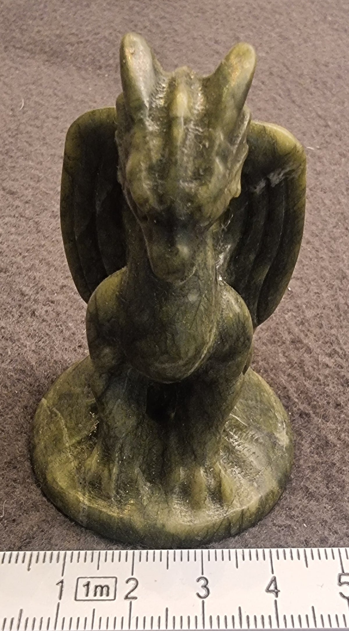Grønn jade – håndskåret dragefigur