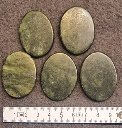 Grønn jade – polert oval håndstein