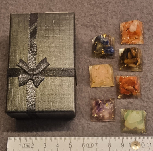 7 Chakra orgonittpyramider – sett i gaveeske