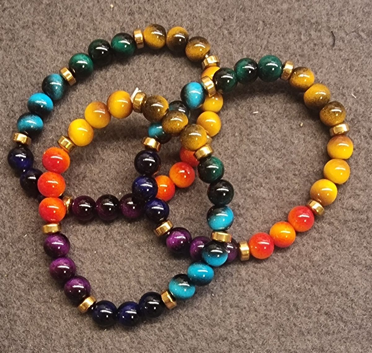 Chakra-armbånd – flerfarget med gullfargede detaljer