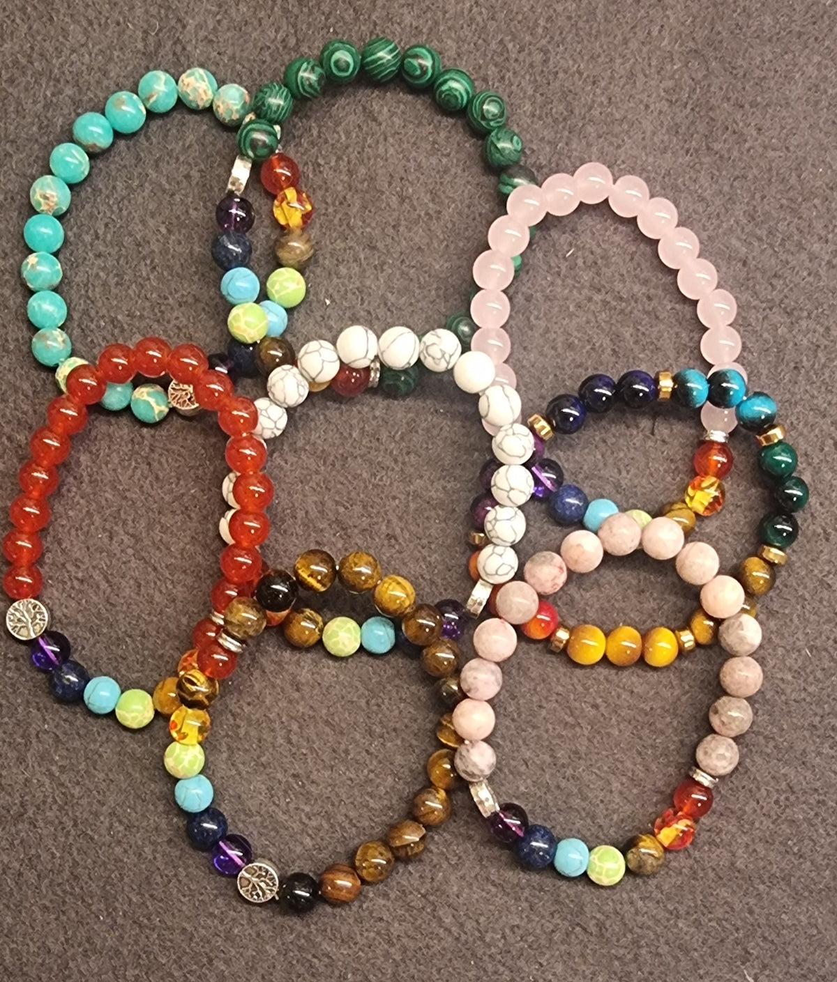 Chakra-armbånd i naturstein – assorterte varianter