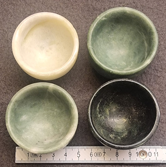 Små polerte steinskåler – grønn jade-type stein