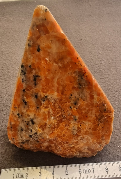 Oransje kalsitt med mørke mineralinneslutninger – polert freeform – 11 cm