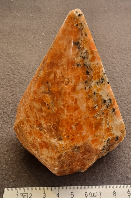 Oransje kalsitt med mørke mineralinneslutninger – polert freeform – 11 cm