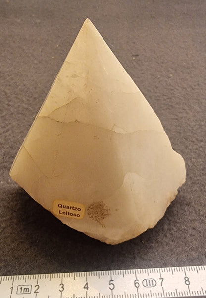 Melkekvarts – polert spiss med rå base – ca. 10,5 cm