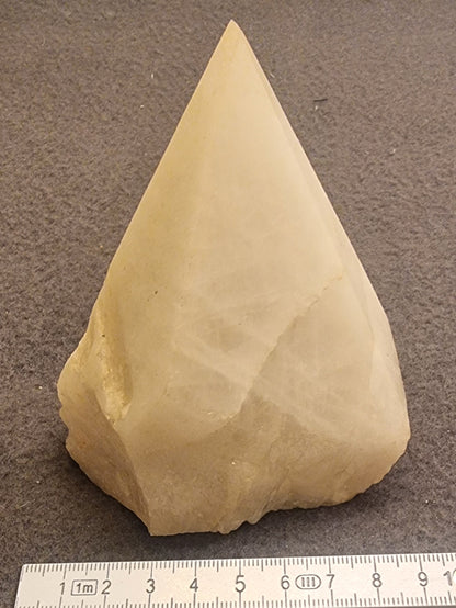 Melkekvarts – polert spiss med rå base – ca. 10,5 cm