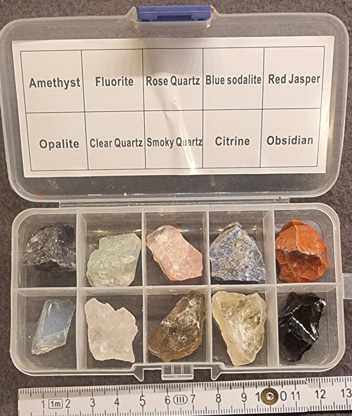 Samleboks med 10 rå steiner og mineraler