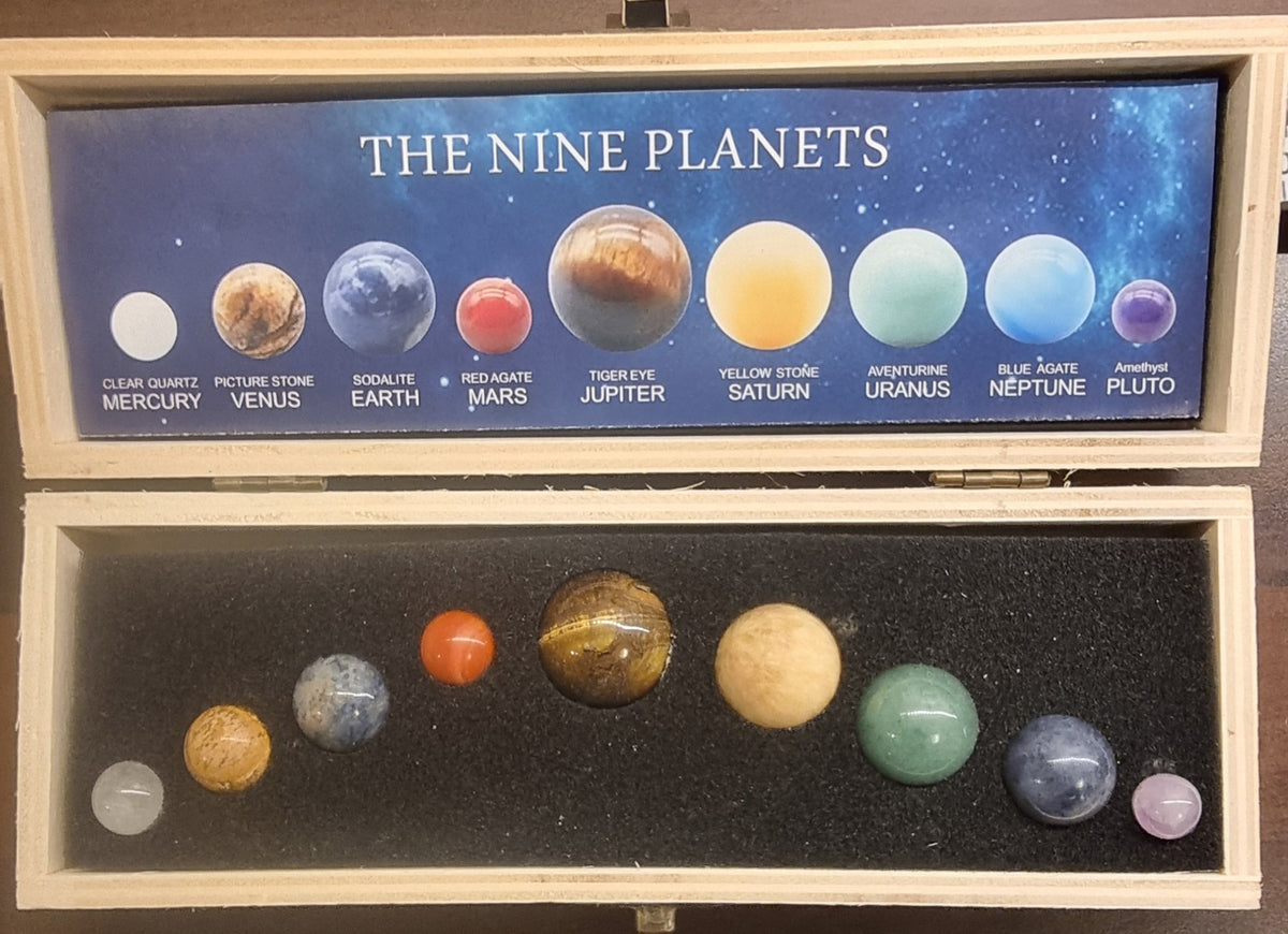 The Nine Planets – planetsystem i naturstein – 9 steinkuler i treboks