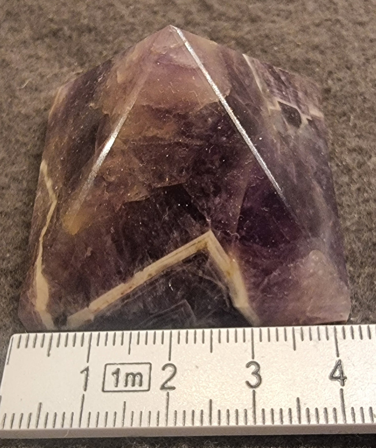 Chevron ametyst pyramide – ca. 4 cm