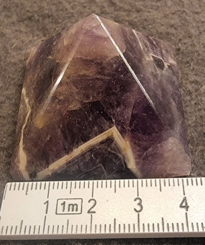 Chevron ametyst pyramide – ca. 4 cm