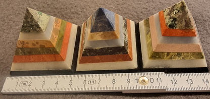 Chakra-pyramide i lagdelt naturstein – ca. 4,5–5 cm