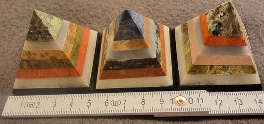 Chakra-pyramide i lagdelt naturstein – ca. 4,5–5 cm