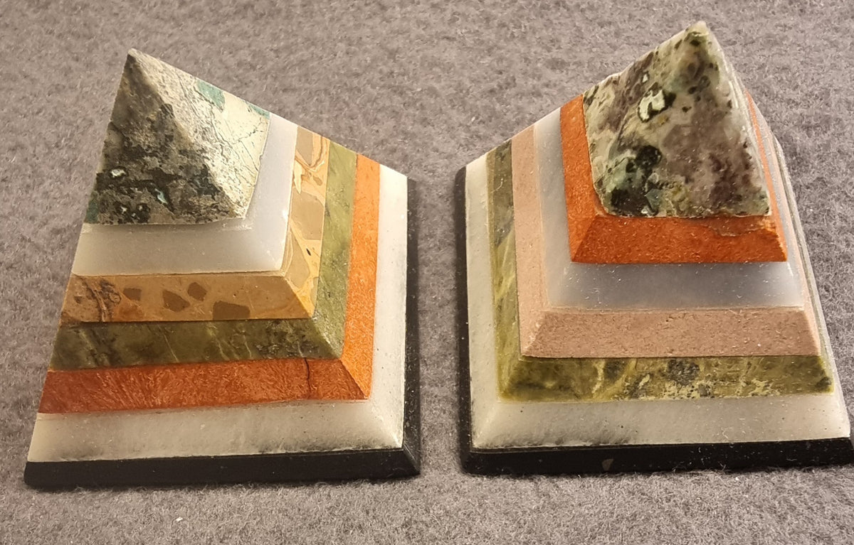 Chakra-pyramide i lagdelt naturstein – ca. 4,5–5 cm