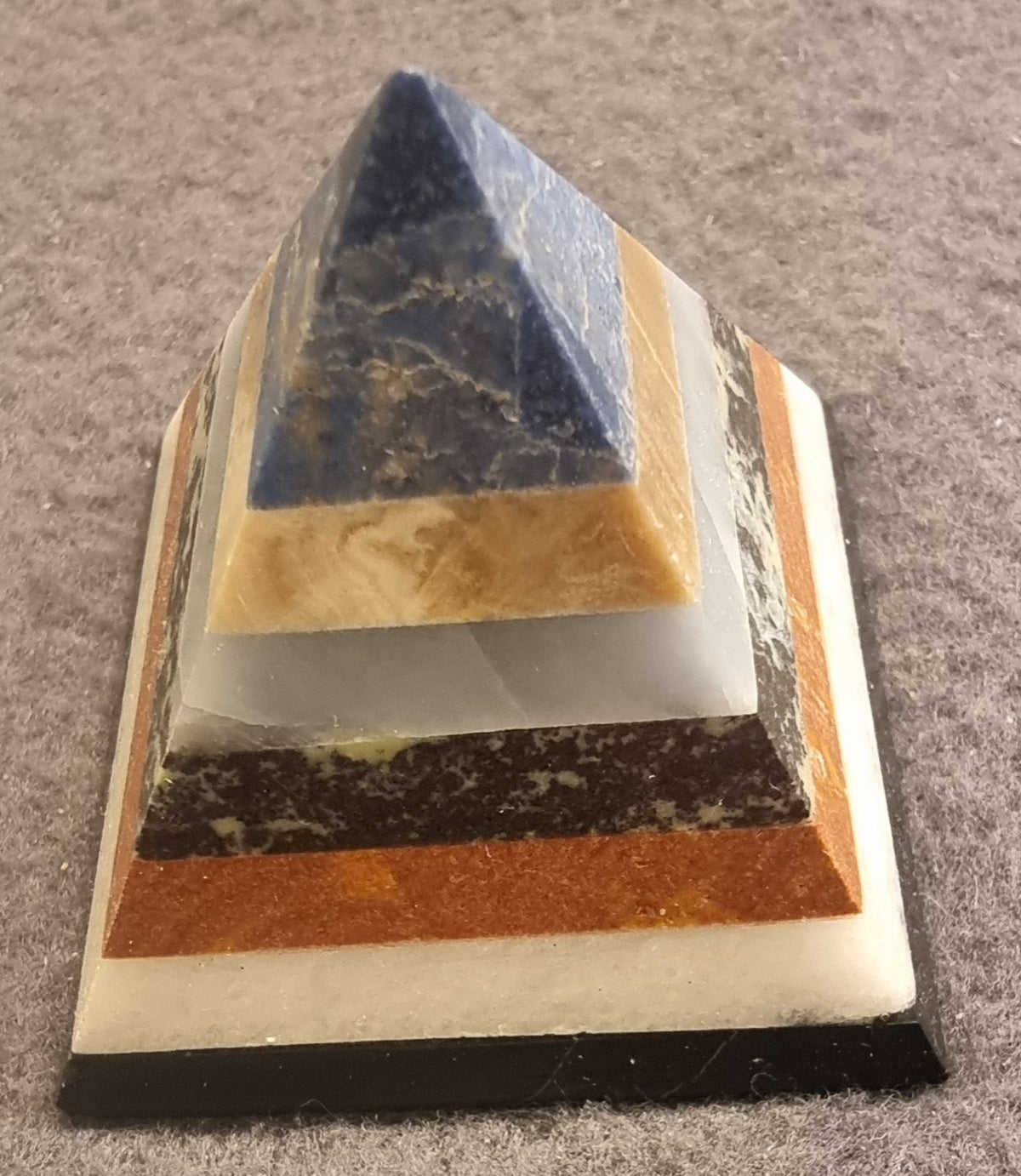 Chakra-pyramide i lagdelt naturstein – ca. 4,5–5 cm