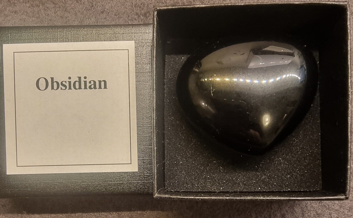 Obsidian hjerte i gaveeske
