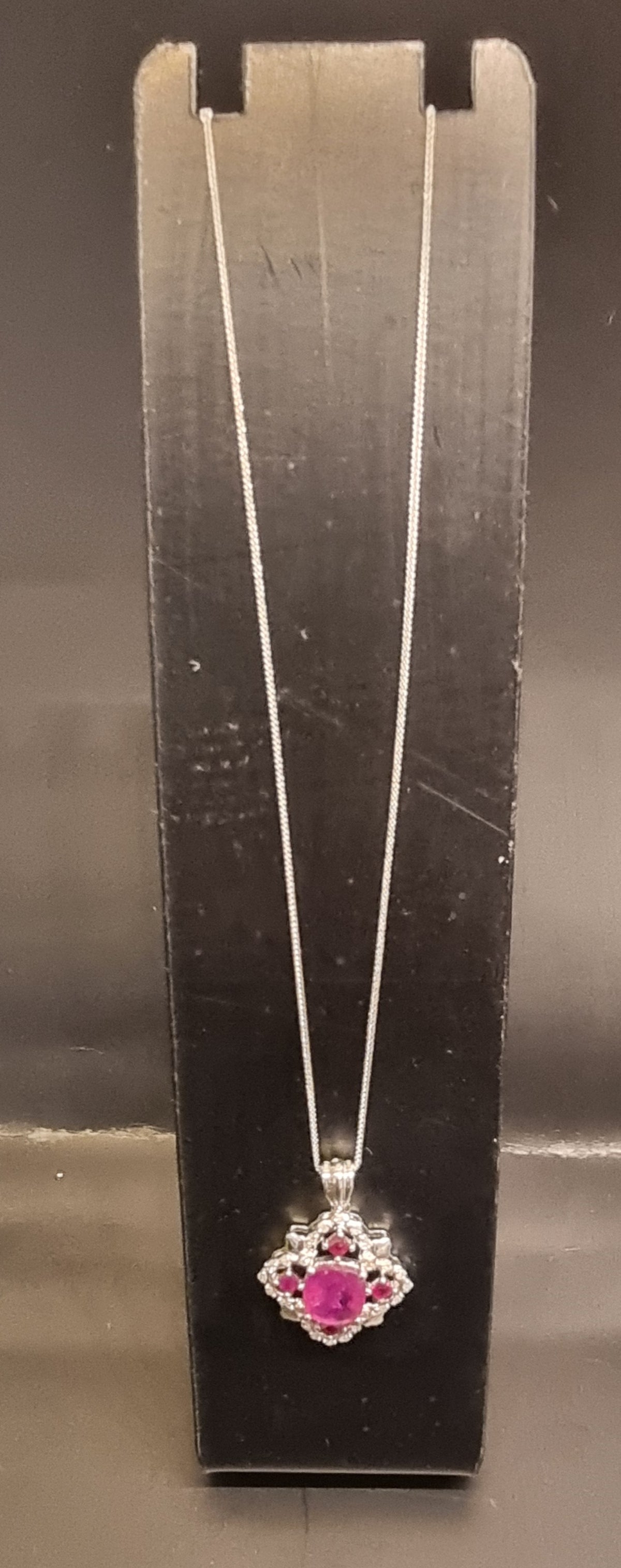Rubin- og diamantanheng – 1,21 ct naturlig rubin – IGI-sertifisert – 14K hvitt gull