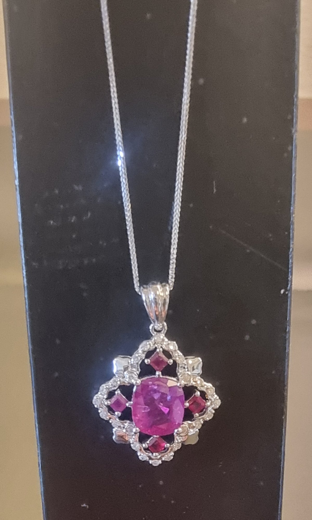 Rubin- og diamantanheng – 1,21 ct naturlig rubin – IGI-sertifisert – 14K hvitt gull