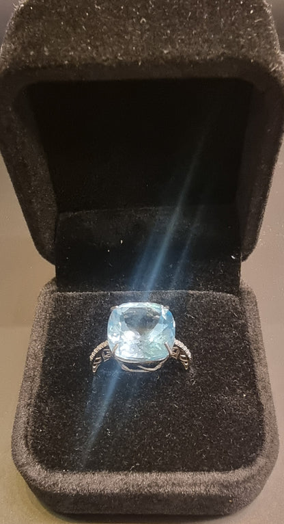 Blå topas- og diamantring – 7,84 ct – 14K hvitt gull