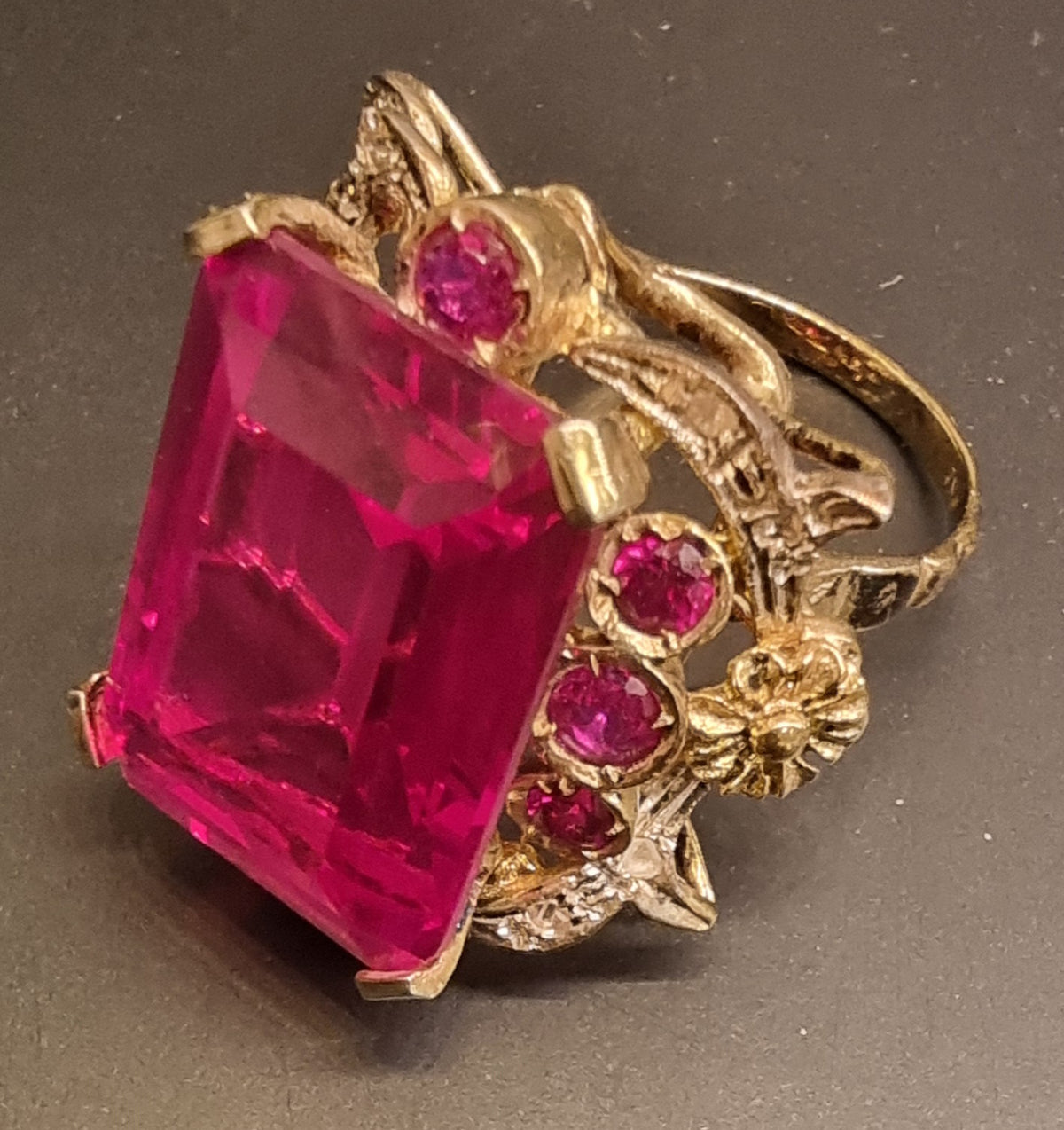 Rubin- og diamantring – ca. 14 ct rubin – 9K gull og sølv
