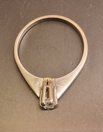 Fransk diamantring – 0,10 ct naturlig diamant – 18K hvitt gull