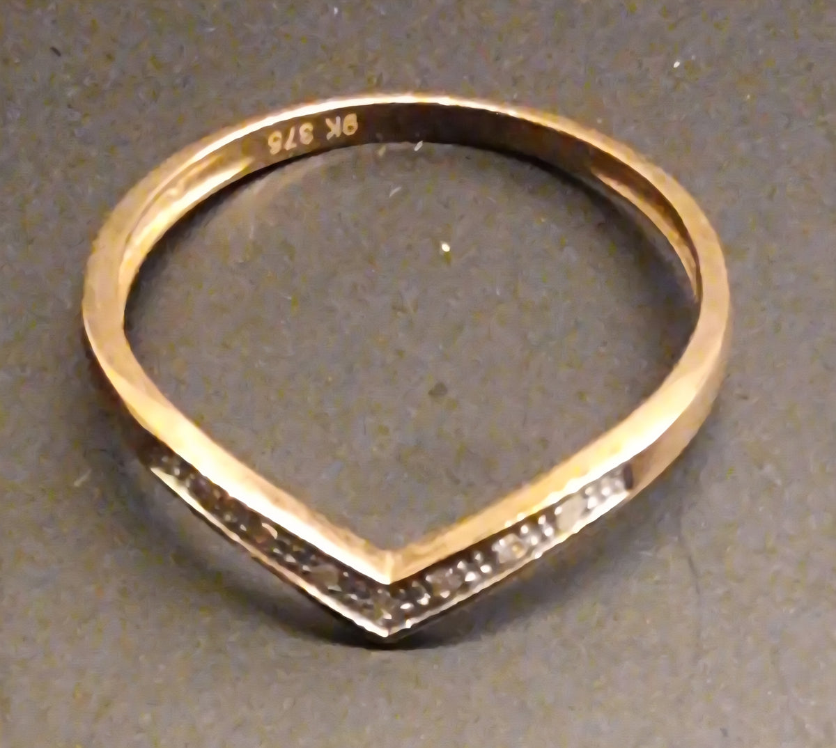 Vintage diamantring i 9 kt gull – V-ring – str. 53