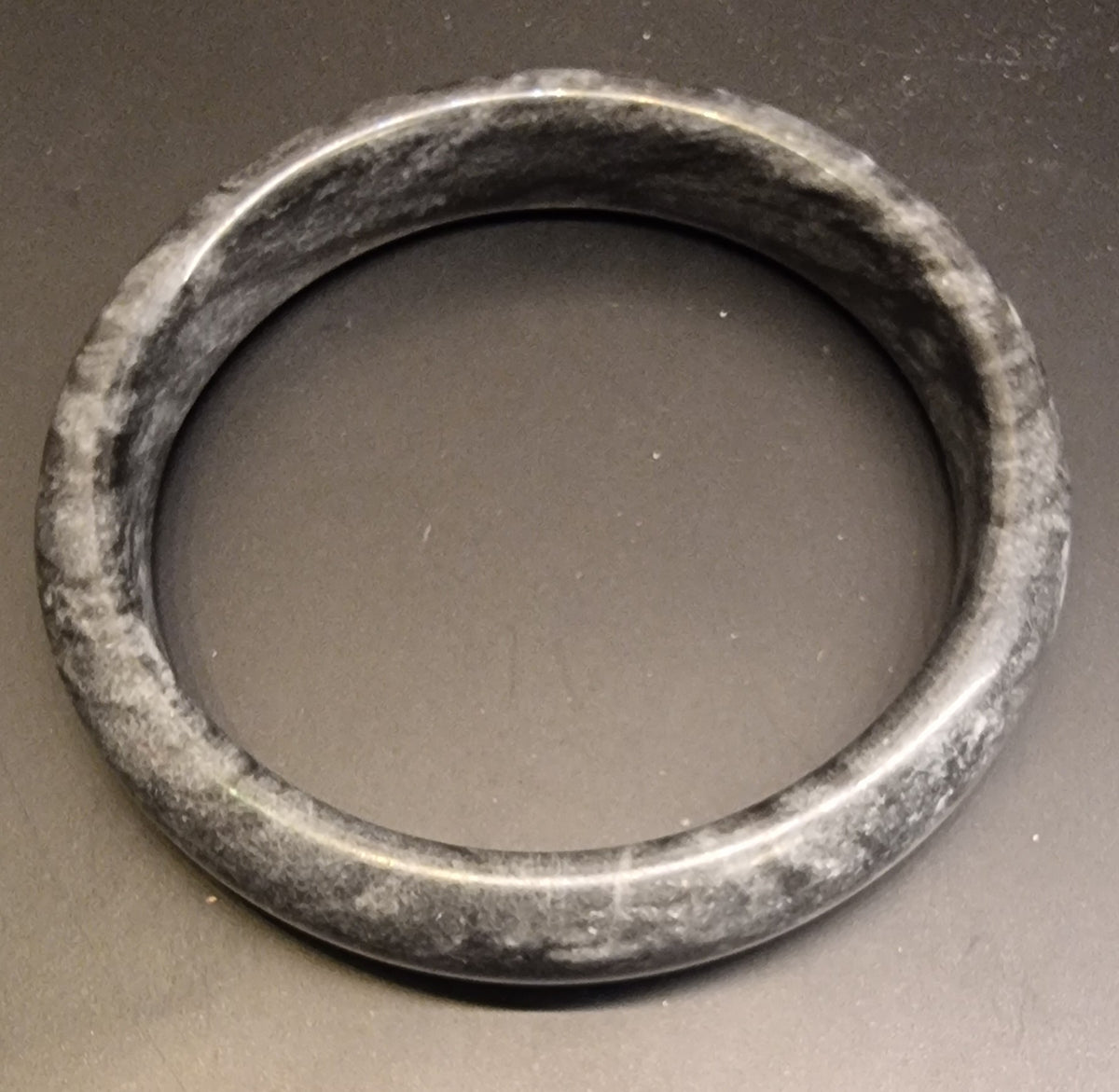 Gråsvart Carbonate Jade-armring – NGTC-sertifikat