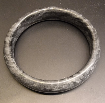 Gråsvart Carbonate Jade-armring – NGTC-sertifikat