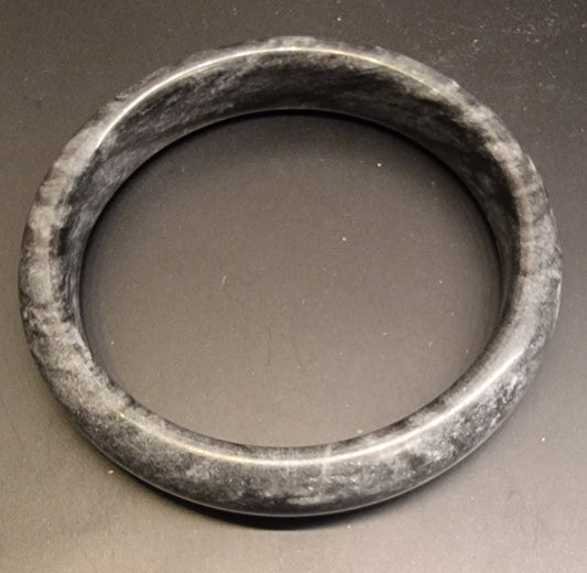 Gråsvart Carbonate Jade-armring – NGTC-sertifikat