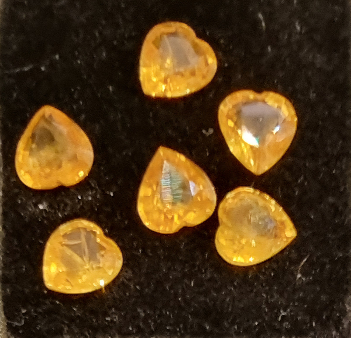 6 naturlige gule safirer – hjerter – totalt 3,14 ct