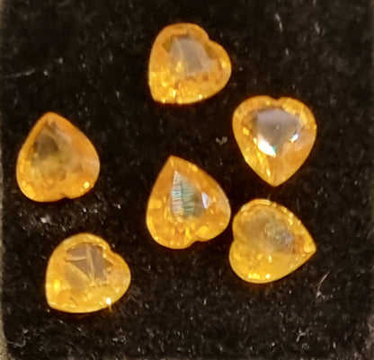 6 naturlige gule safirer – hjerter – totalt 3,14 ct