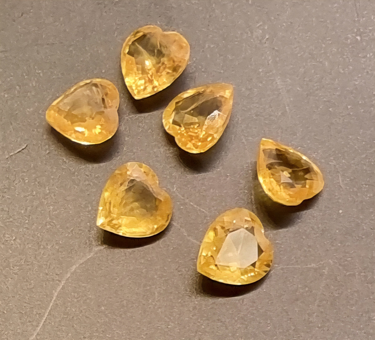 6 naturlige gule safirer – hjerter – totalt 3,14 ct