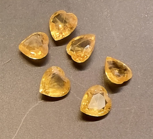 6 naturlige gule safirer – hjerter – totalt 3,14 ct