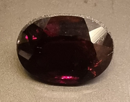 Naturlig almandingranat – 7,78 ct – IGI-sertifisert