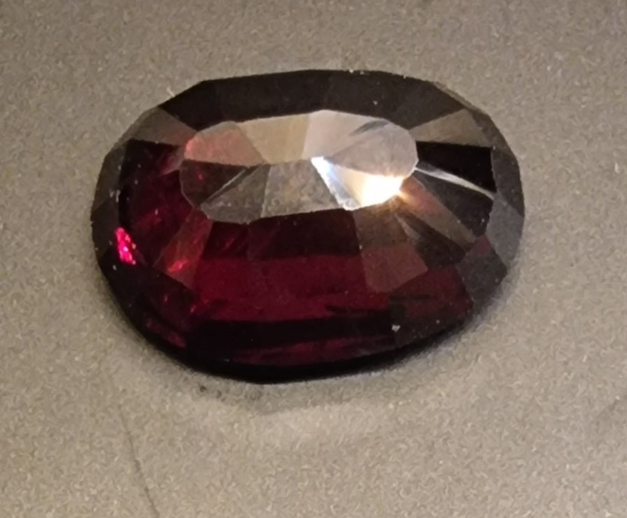 Naturlig almandingranat – 7,78 ct – IGI-sertifisert