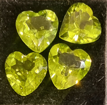 4 naturlige peridoter – hjerter – 10,03 ct totalt