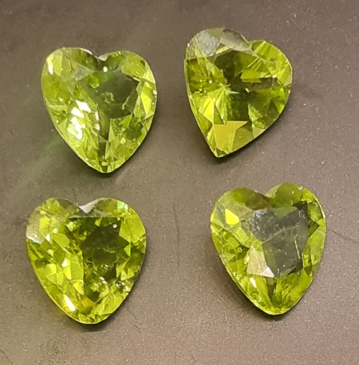 4 naturlige peridoter – hjerter – 10,03 ct totalt