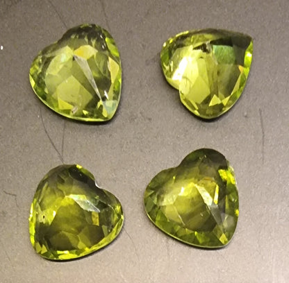 4 naturlige peridoter – hjerter – 10,03 ct totalt