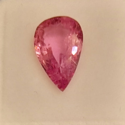 Naturlig rosa safir – 0,99 ct – pæreslipt