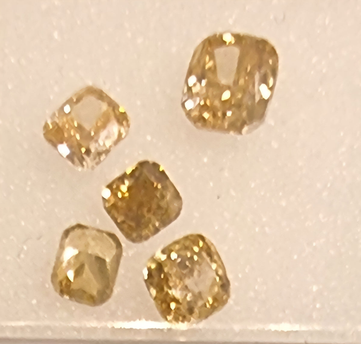 5 naturlige gule diamanter – 0,58 ct – Natural Fancy Colors – AIG