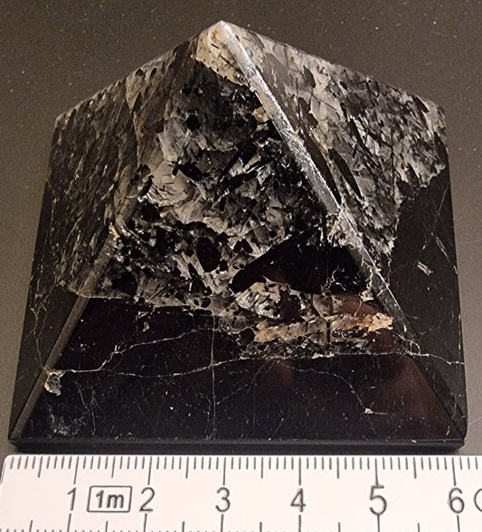 Mineralpyramide med svart turmalin, feltspat og kvarts