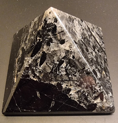 Mineralpyramide med svart turmalin, feltspat og kvarts