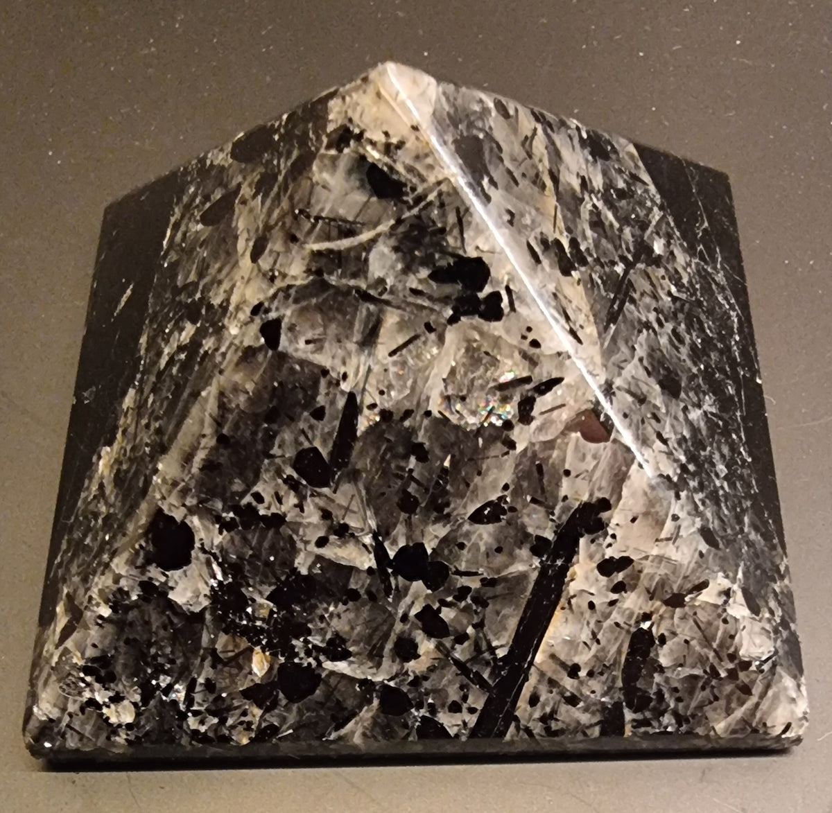 Mineralpyramide med svart turmalin, feltspat og kvarts