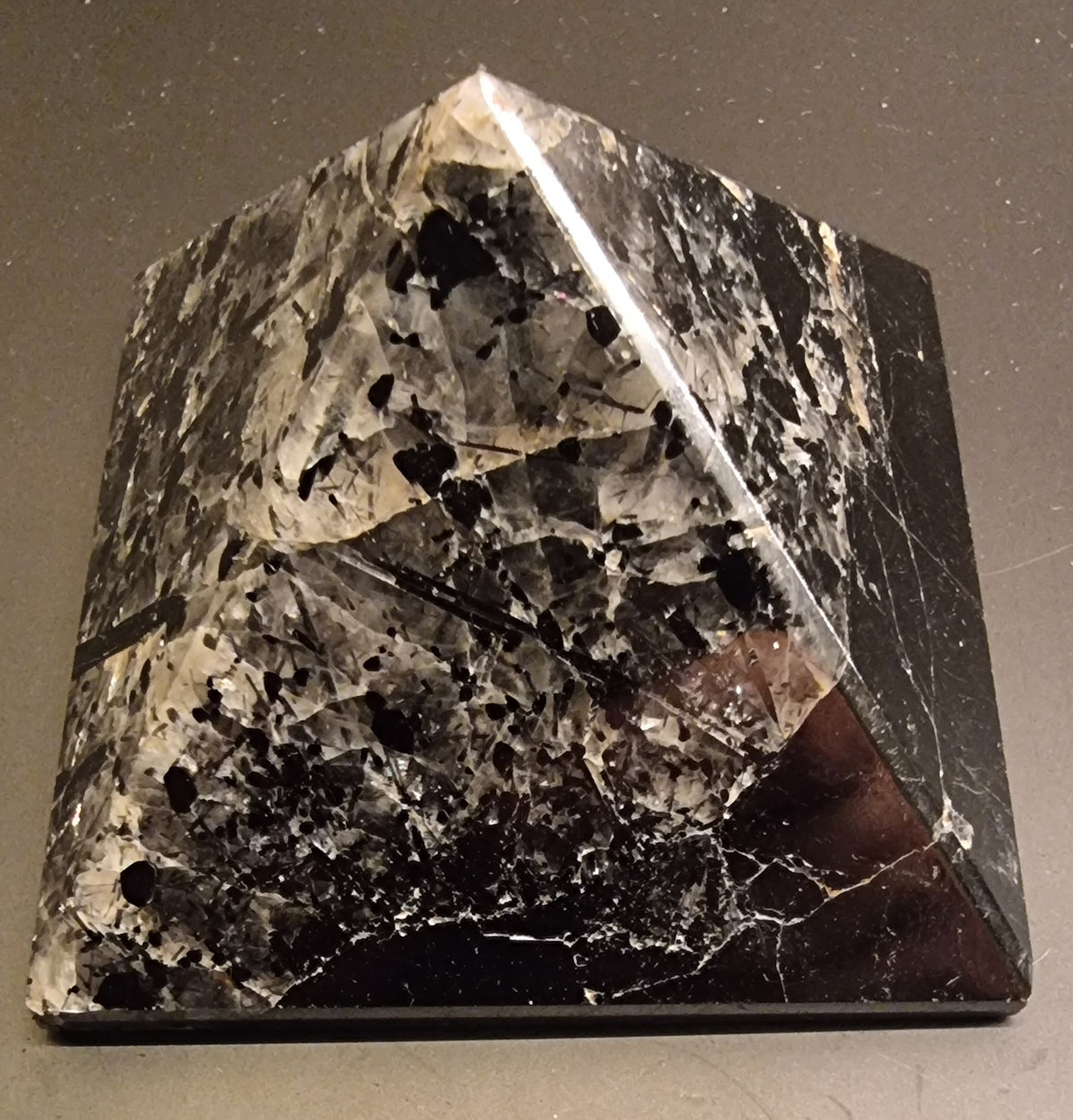 Mineralpyramide med svart turmalin, feltspat og kvarts