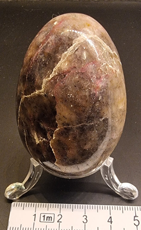 Polert mineral-egg – jaspis/kvarts med naturlig mønster