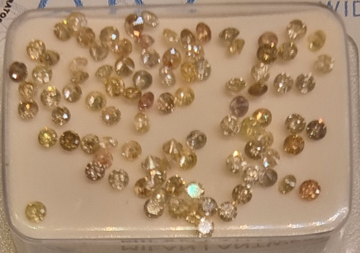 94 naturlige fargede diamanter – 1,00 ct totalt – AIG-rapport