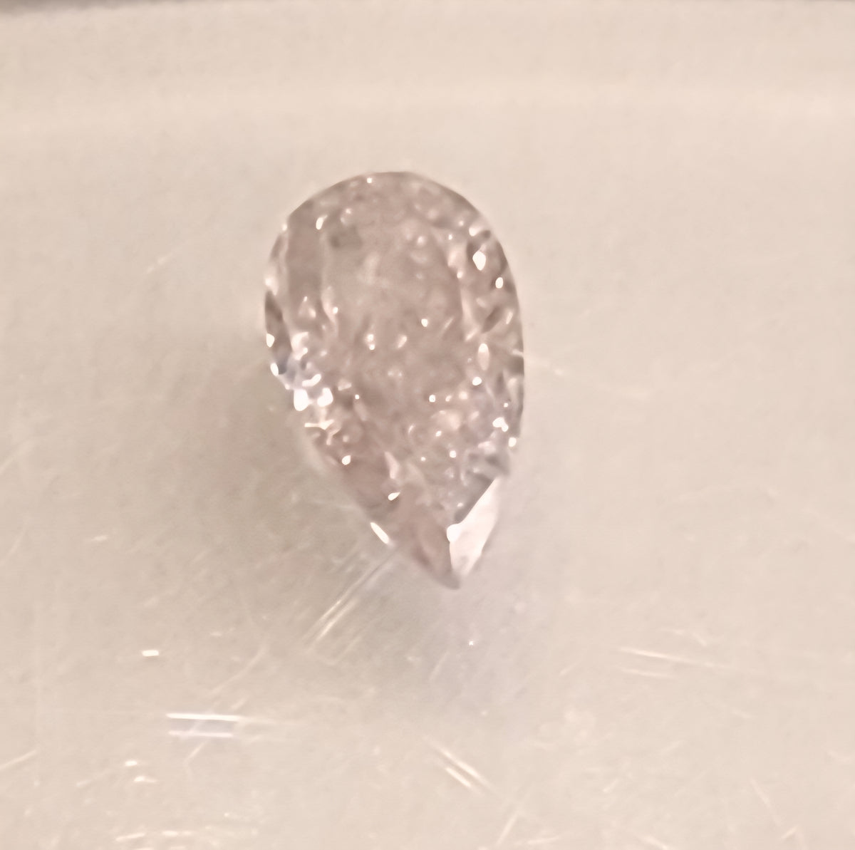 Naturlig diamant 0,23 ct – pæreslipt – J / I3 – Faint Pink – IGI