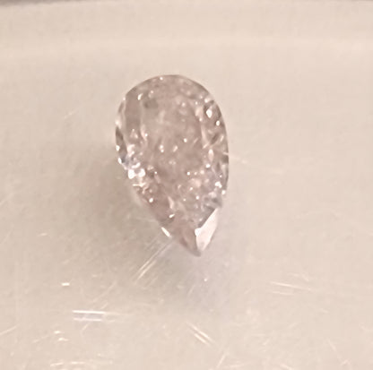 Naturlig diamant 0,23 ct – pæreslipt – J / I3 – Faint Pink – IGI