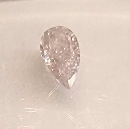 Naturlig diamant 0,23 ct – pæreslipt – J / I3 – Faint Pink – IGI