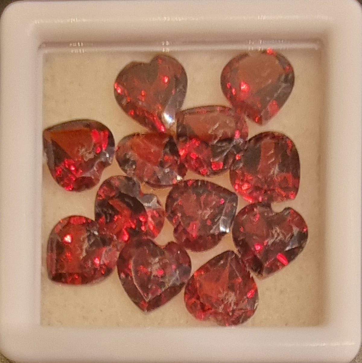 12 naturlige røde granater – hjerteslip – 11,61 ct totalt