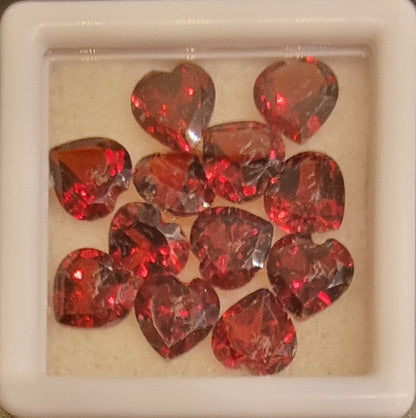 12 naturlige røde granater – hjerteslip – 11,61 ct totalt